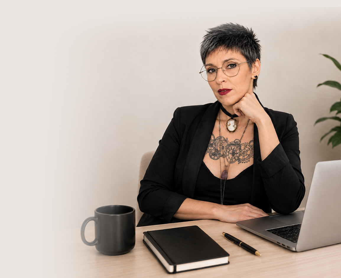 Scarlett, webdesigner, graphiste et éditrice freelance dans le Var